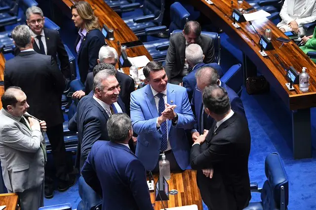 Flávio Bolsonaro conversa com senadores durante sessão deliberativa no plenário do Senado Federal, em 1º de setembro de 2026.