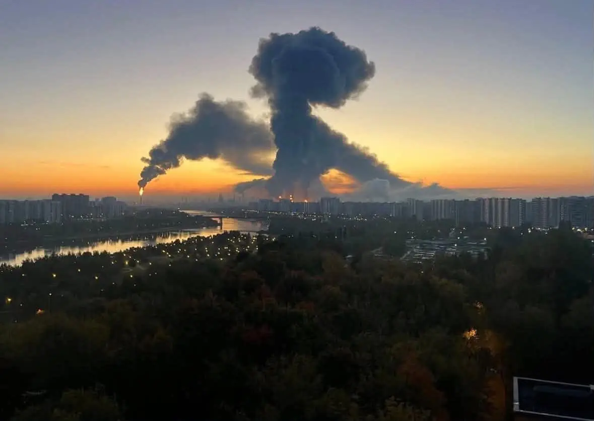 Incêndio na Refinaria de Moscou após ataque das forças ucranianas em 20 de setembro de 2026.