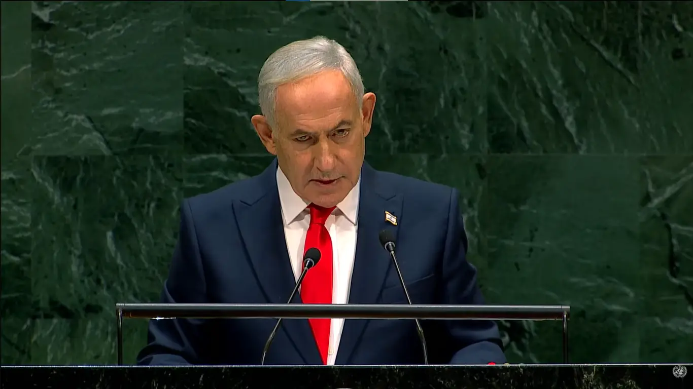 Benjamin Netanyahu discursa na Assembleia Geral da ONU enquanto parte do plenário aparece esvaziada, em Nova York, em 24 de setembro de 2026.