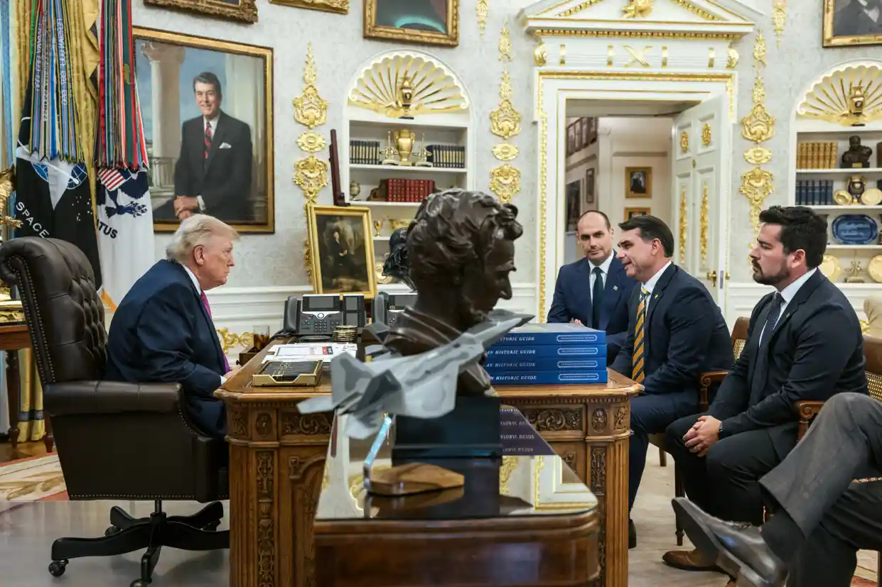 Presidente dos Estados Unidos, Donald Trump, do senador brasileiro Flávio Bolsonaro, do ex-deputado brasileiro Eduardo Bolsonaro e do blogueiro brasileiro Paulo Figueiredo no Salão Oval da Casa Branca, 26 de maio de 2026.