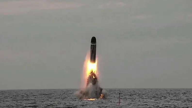 Míssil balístico M51.3 emerge do mar após ser lançado pelo submarino francês Le Vigilant, ao largo de Finistère.