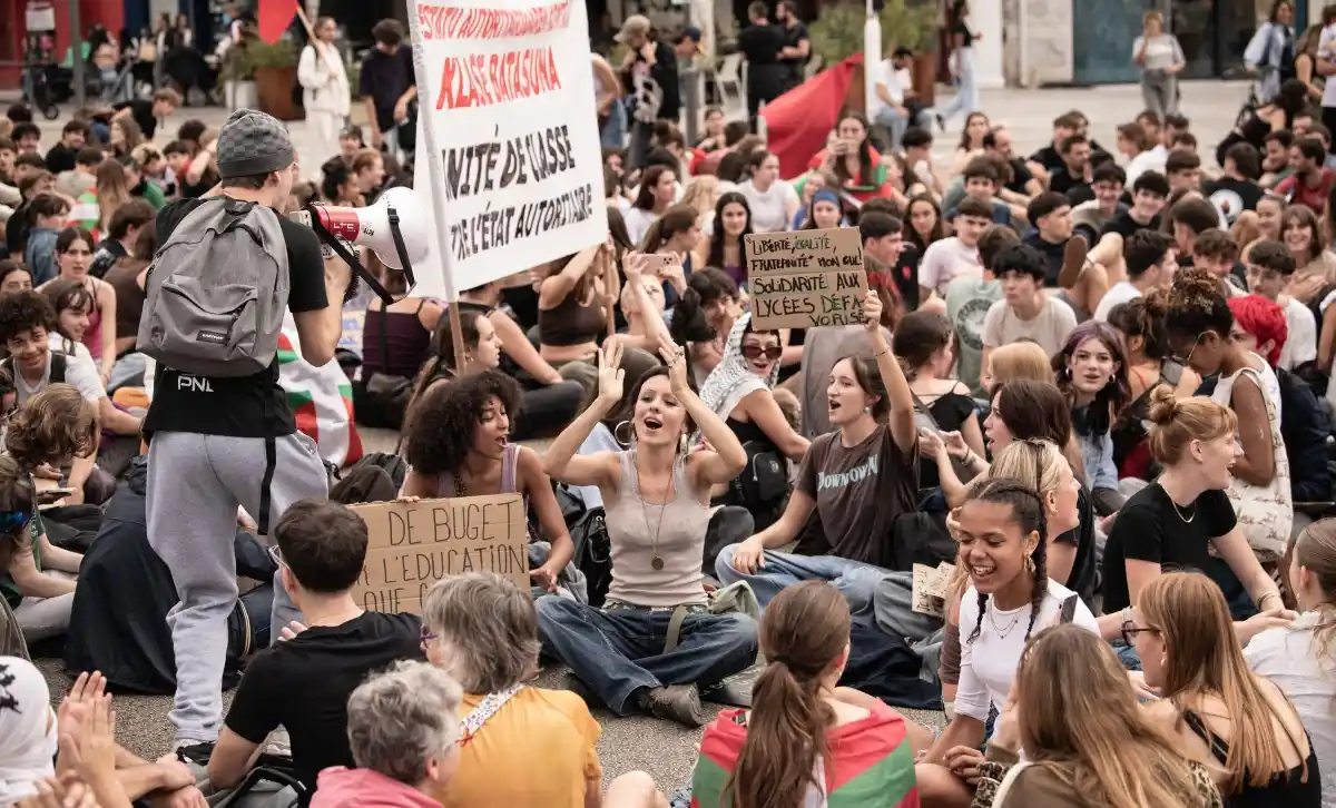 Estudantes participam de manifestação em Baiona, na França, durante mobilização por mais recursos para a educação.
