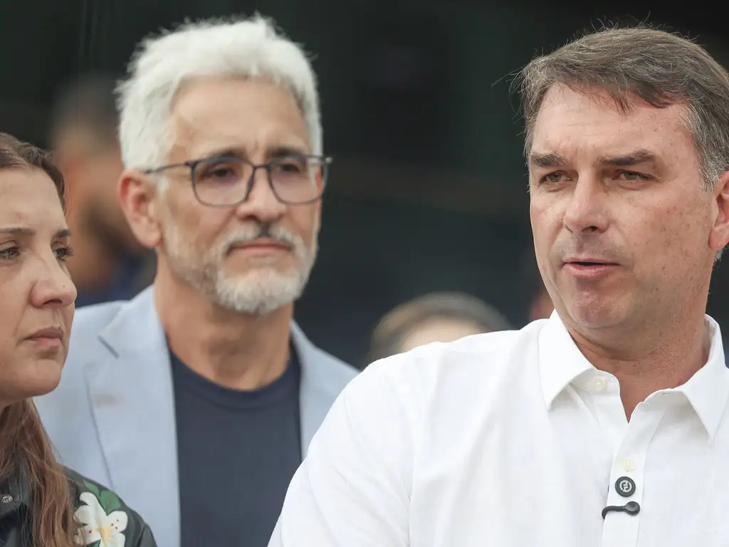 Flávio volta atrás, confirma debate com Lula e diz que negativa foi estratégia