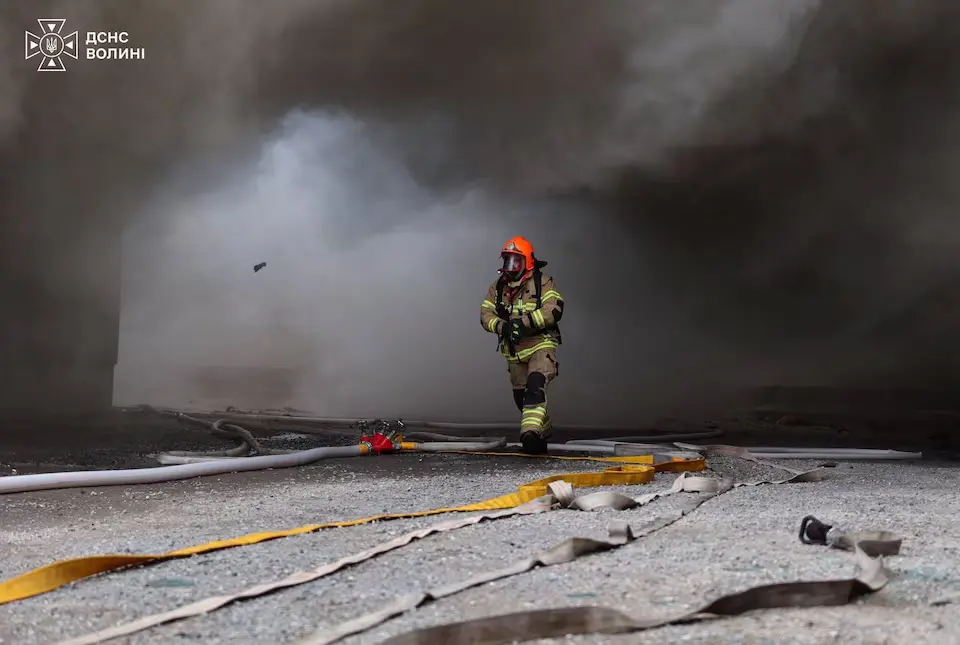 Bombeiro atua no local de um estabelecimento comercial atingido por um drone russo em Lutsk, na Ucrânia, em 14 de outubro de 2026.