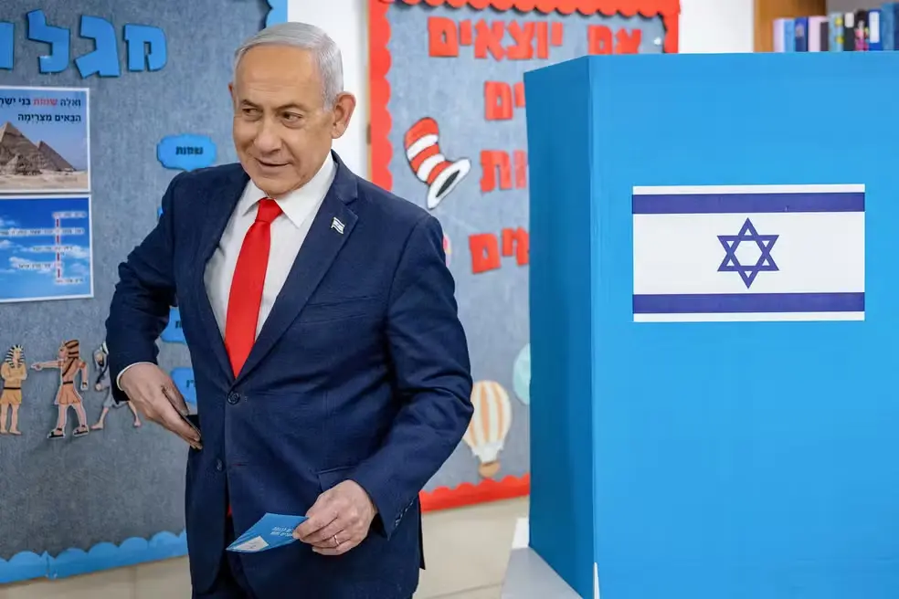 O primeiro-ministro de Israel, Benjamin Netanyahu, sai de cabine de votação durante eleições gerais de Israel, em Jerusalém, em 27 de outubro de 2026.