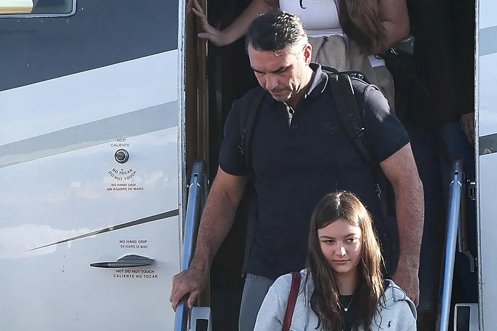 Flávio Bolsonaro desembarca de avião no aeroporto de Opa-locka, em Miami, nos Estados Unidos, em 28 de outubro de 2026.